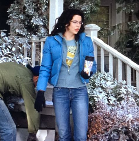 Lorelai Gilmore Blue Jacket, Lorelei Gilmore Winter Outfits, Lorelai Winter Outfits, Lorelai Gilmore Casual Outfits, Laurelai Gilmore Outfits, Rory Yale Outfits, Lorelai Gilmore Outfits Winter, Lorelai Costume, Lorelai Gilmore Winter Outfits