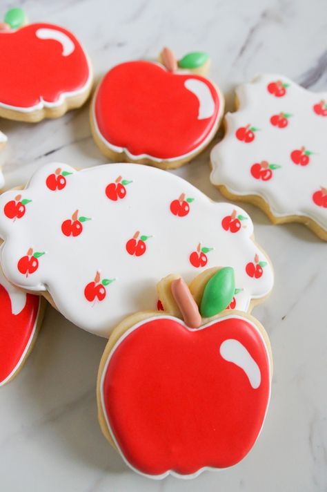 apple decorated cookies made using a toothpick! Apple Decorated Cookies, Apple Cookies Decorated, Apple Sugar Cookies, Cake Recipes Chocolate, Wedding Cake Recipes, Kid Friendly Dinners Healthy, Fall Desserts Apple, Fruity Cookies, Apple Cookie