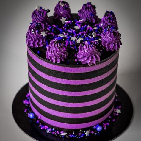 Black Cake Designs Birthday, Purple Black Cake, Striped Cake, Black Cake, Purple Cakes, Amazing Desserts, 30th Birthday Parties, Yes Or No, Edible Art