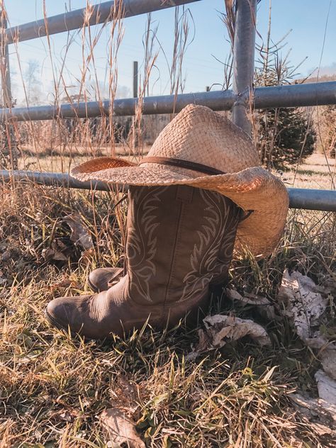 Country Hat Aesthetic, Cowboy Boot Photography, Cowboy Hat Aesthetic Wallpaper, Cowboy Boots Photography, Cowboy Hat Photoshoot, Cowgirl Hat Aesthetic, Cowboy Boot Aesthetic, Aesthetic Cowboy Hat, Cowboy Hat Aesthetic