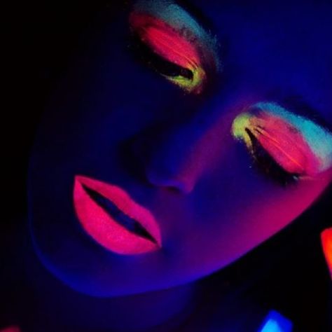 11 Glow-in-the-dark makeup looks that will totally mesmerize you: Brights Light Makeup Products, Glow In The Dark Makeup, Black Light Makeup, Uv Makeup, Neon Photoshoot, Dark Makeup Looks, Neon Photography, Neon Makeup, Dark Makeup