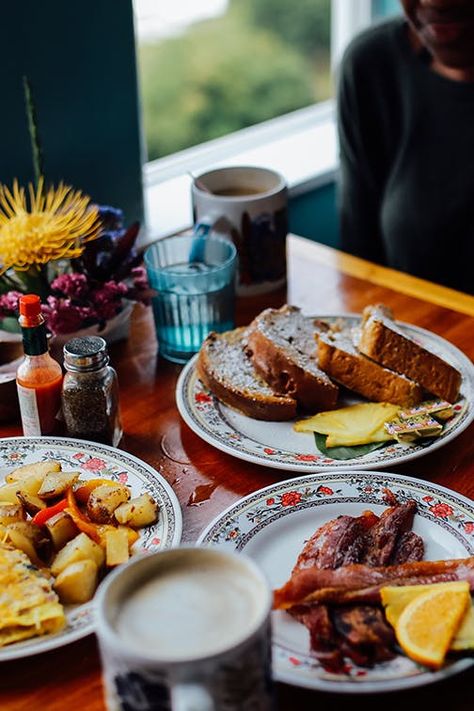 ‘No-Phone Brunches' Could Save Your Friendships #purewow #phone #news #food #wellness #tech #brunch #apps Brunch Apps, Beckley West Virginia, Meatloaf With Gravy, Indoor Climbing Gym, Food Wellness, Wellness Apps, Eat Lunch, Concession Stand, Family Entertainment