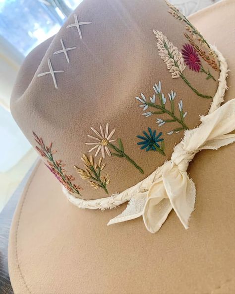 Diy Embellished Cowboy Hat, Embroidered Fedora Hat, Decorating Cowgirl Hats Ideas, Diy Leather Hat, Hat Decorating Ideas, Embroidered Hats Ideas, Decorative Hats, Cowboy Hat Crafts, Cowboy Hat Design