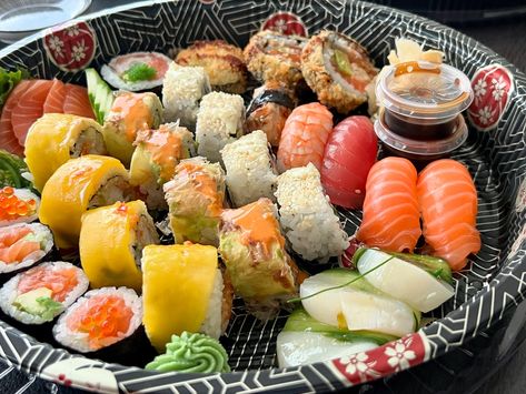 Es mussten wieder mal Sushi - Maki & Co auf unsere Teller. Bekannter Weise bin ich grosser Fan von Sushiforfun & den Kreationen von Marius Draganius 👌 Wir bestellen eigentlich immer dort und holen sie dann in der Eisenhandstrasse ab. So auch freitag Abends für uns und unsere Gäste. Fazit: Je Platte zahlt man 58€. Wir haben zu viert damit reichlich & genug! Wiedermal eine grosse Empfehlung für euch! #privatetasteimcheck #linzisst #sushi #hochwertig Omakase Sushi, Ichiban Sushi, Midwest Sushi, Huge Sushi Platter, Ebi Shrimp Sushi, Fan