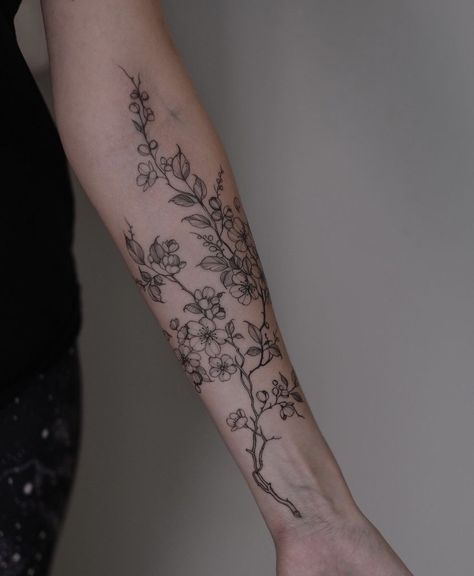 Wrist Floral Tattoo, Small Tattoo Ideas Arm, Forearm Tattoo Women Sleeve, Women Spine Tattoo, Tattoo Women Butterfly, Flower Tattoo Spine, Women Sleeve Tattoo, Butterfly Tattoo Back, Tattoo Line Work