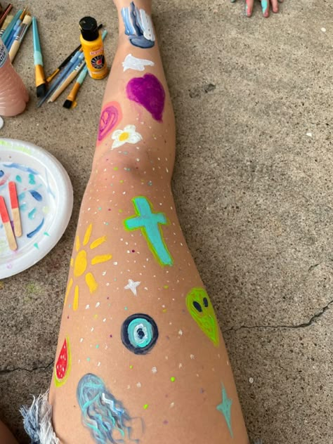 Cute Body Paintings, Leg Drawings, Preppy Diys, Activities To Do When Bored, To Do At Sleepovers, Summer Art Ideas, Hang Out Ideas, Cute Leg, Fun Chalk Art