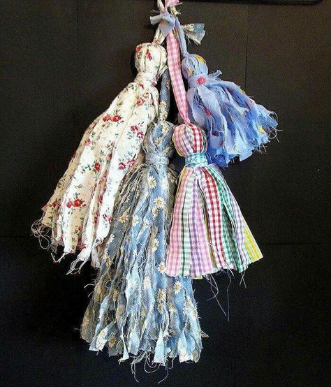 Fabric tassels Pom Pom Aesthetic, Tassel Angels, Tassen Hanger, Fabric Pom Poms, Fabric Tassels, Tassels Tutorials, Tassel Crafts, Scrap Fabric Projects, Diy Tassel