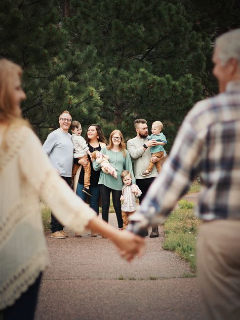 Family Photo Poses For 10 People, Family Photos 9 People, Family Photos 8 People, 10 People Family Photos, Family Photoshoot Plus Size, 8 Person Family Photo Shoot Ideas, Family Of Seven Photoshoot, 12 Person Family Photos, Family Poses 6 People