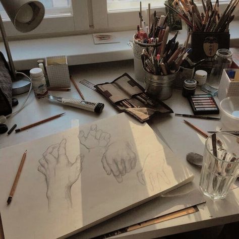 Different Types Of Art, Artsy Aesthetic, Drawing Hands, Hand Reference, Artist Aesthetic, Japanese Graphic Design, Arte Sketchbook, Arte Inspo, Art Aesthetic