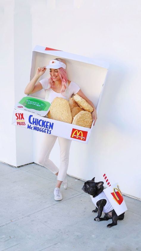 Cyn on Instagram: “I never thought I would end up as a Giant Chicken McNugget Box but here we are! Hahaha...who knew I had a talent for making huge chicken…” Dino Chicken Nuggets, Huge Chicken, Boxing Halloween Costume, Giant Chicken, Chicken Mcnuggets, Clever Halloween Costumes, Chicken Nugget, Chicken Diy, Group Halloween Costumes