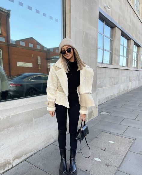 STYLE AND FASHION INSPIRATION on Instagram: “1, 2, 3, 4, 5 or 6? ❤ #outfitideas Pictures: @alexxcoll” Winter Jacket Outfits, Ny Outfits, Best Winter Outfits, How To Make Skirt, Winter Attire, Zara Outfit, Trendy Outfit, Coat Outfits, Casual Winter Outfits