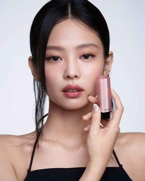 Chanel Rose, Lip Serum, Blackpink Members, Moisturizing Lip Balm, Glossy Lips, Jennie Lisa, Blackpink Photos, Lip Moisturizer, Infp