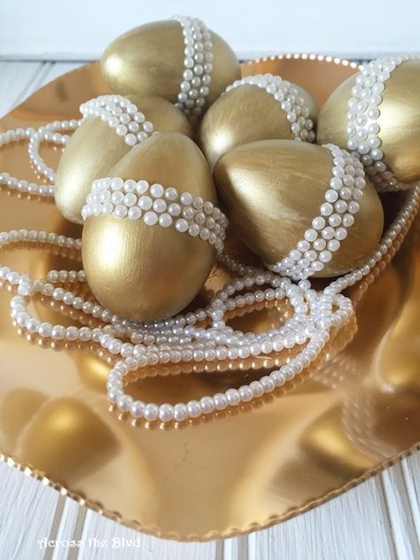 s 25 quick easter egg ideas that are just too stinkin cute, crafts, easter decorations, Give eggs a glamorous gold makeover Easter Egg Ideas, Golden Egg Easter, Diy Osterschmuck, Pearl Garland, Egg Ideas, Egg Tree, Pastel Easter, Golden Egg, Easter Egg Crafts