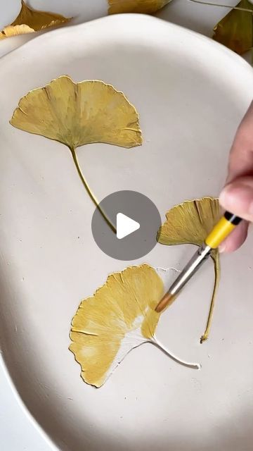 Pottery Plate Painting, Painting Pottery Plates, Nature Pottery, Ceramic Plates Designs, Ceramics Videos, Ceramic Plates Art, Plate Painting, Painted Ceramic Plates, Diy Pottery Painting