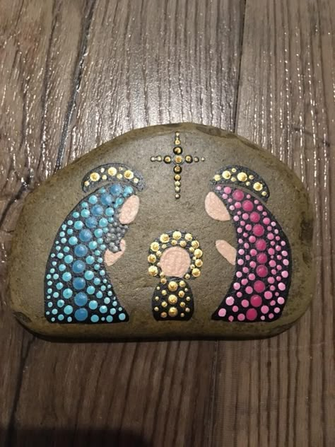 Rock Painting Ideas Angels, Rock Painting Nativity, Nativity Painted Rocks, Tree Painted Rocks, Simple Rock Painting, Christmas Rock Painting Ideas, Christmas Painted Rocks, Christmas Pebble Art, Christmas Rocks