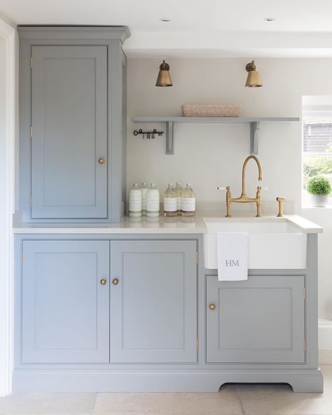 Humphrey Munson on Instagram: “St. Albans Project | A laundry room that leads into the boot room and onto the garden; if you swipe across you can see into each area.…” Boot Room Utility, Small Utility Room, Utility Room Designs, Humphrey Munson, Laundry Room Inspiration, Beautiful Cabinet, Cottage Kitchens, Small Laundry Rooms, Blue Cabinets