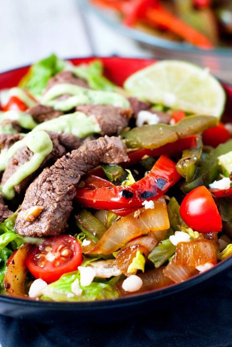 Skillet Steak Fajita Salads -- veggies, steak and a whole lot of salad. YUM! You can have dinner on the table in about half an hour with this recipe. Avocado Steak, Salads With Avocado, Steak Fajita Salad, Cream Salad Dressing, Fajita Salad, Skillet Steak, Healty Dinner, Salad With Avocado, Cream Salad