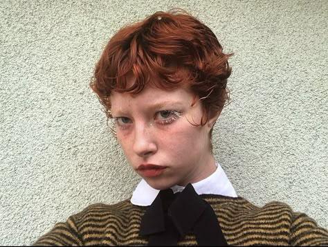 Ginger Hair Short Pixie, Shirt Ginger Hair, Pixie Ginger Hair, Short French Pixie Haircuts, Ginger Hair Wavy, Dyed Short Hair Pixie, Short Ginger Hair Aesthetic, Overgrown Pixie Haircut, Short Hair Dye Ideas Pixie Cuts