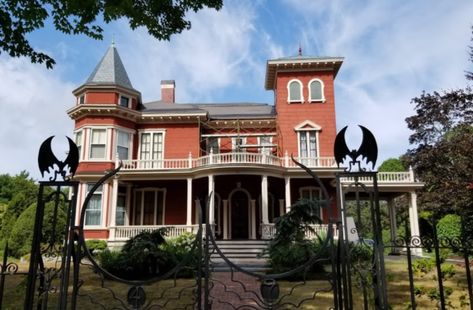 You'll Soon Be Able To Go Inside To Experience Stephen King's Maine House England In October, Stephen King House, Orono Maine, Maryland Day Trips, Halloween Land, Terrifying Movies, Things To Do In Maine, Sims Lots, Maine Road Trip