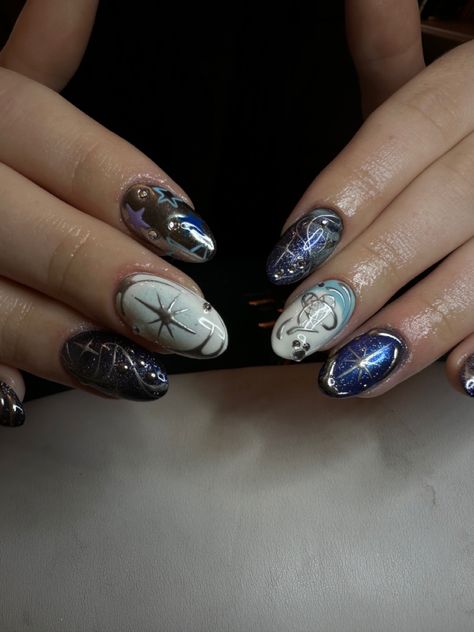 Set of blue nails based on a space theme, with glitter, chrome and stars. Space Themed Nails Acrylic, Space Inspired Nails, Space Acrylic Nails, The Owl House Nails, Space Theme Nails, Space Themed Nails, Universe Nails, Nails Space, Cosmic Nails