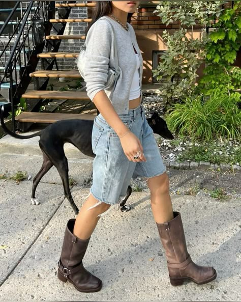 Ultimate Guide To Biker Boots: Styling Them All Year Round - BYSHAR Styling Biker Boots, Berlin Fashion Summer, Jean Shorts And Boots Outfit, Brown Biker Boots Outfit, Biker Boots Outfit Winter, Boots And Shorts Outfit, New York Girl Aesthetic, Buckle Boots Outfit, Boots Outfit Summer