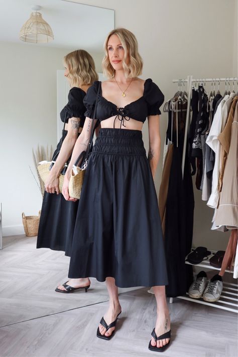 Black Flowy Midi Skirt, Black Linen Skirt Outfit, Black Midi Skirt Outfit Summer, Holiday Evening Outfit, Skirt Holiday Outfit, Evening Holiday Outfits, Linen Skirt Outfit, Black Linen Skirt, Holiday Skirt Outfits