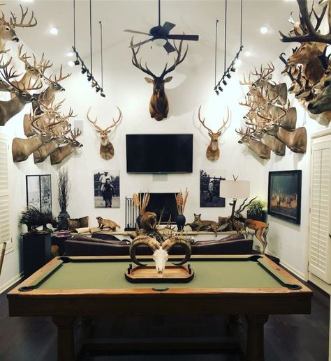 Trophy Room Lighting, Man Cave With Deer Mounts, Hunting Game Room Ideas, Hunter Trophy Room, Boho Man Cave, Hunting Game Room, Hunting House Ideas, Modern Taxidermy Decor, Hunting Den Ideas Man Cave