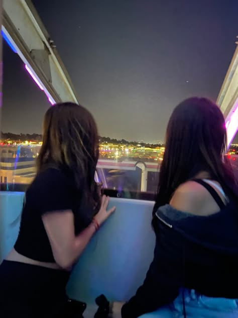 Brown Hair And Black Hair Duo, Best Friend Pictures Faceless, Brunette And Black Hair Duo, Bsf Pics No Face, Best Friend Pictures Aesthetic No Face, Two Girls Best Friends, Latina Besties, Fake Best Friends Photo, Aesthetic Best Friend Pictures