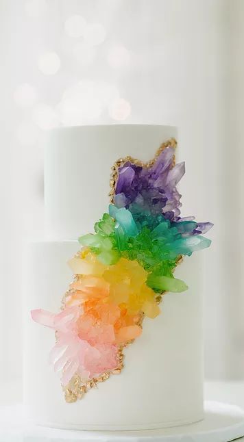 Couture Cakes Wedding Cakes Rainbow Geode Cake, Amethyst Cake, Geo Cake, Pastel Rainbow Wedding, Crystal Cakes, Rainbow Wedding Cake, Galaxy Desserts, Cookie Recipes Decorating, Geode Cake