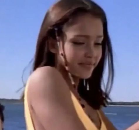 Jessica Alba 2000s Aesthetic, Jessica Alba Flipper, Jessica Alba Icons, Jessica Alba Icon, Jessica Alba 90s, Jessica Alba 2000s, Young Jessica Alba, Beach Aesthetics, No Ordinary Girl