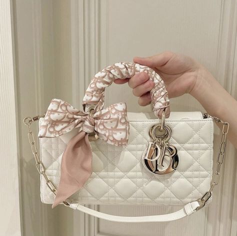 Everyday Purse Casual, Rich Old Money, Minimalist Style Fashion, Fashion Sophisticated, Expensive Purses, Purse Casual, Dior Girl, My Style Bags, Luxury Bags Collection