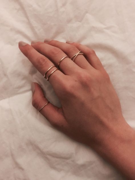 Simple Aesthetic Rings, Minimilastic Rings, Rings Multiple Fingers, Aesthetic Hand With Rings, Sinple Rings, Ring Hands Aesthetic, Hand Accessories Aesthetic, Hand Rings Aesthetic, Simple Rings Aesthetic