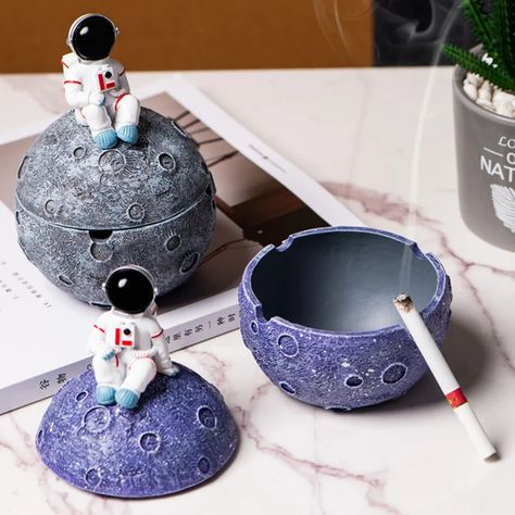 Alien Ashtray, Moon Ashtray, Astronaut Diy, Creative Ashtray, Ashtray With Lid, Cute Astronaut, Diy Air Dry Clay, Tanah Liat, Epoxy Resin Crafts