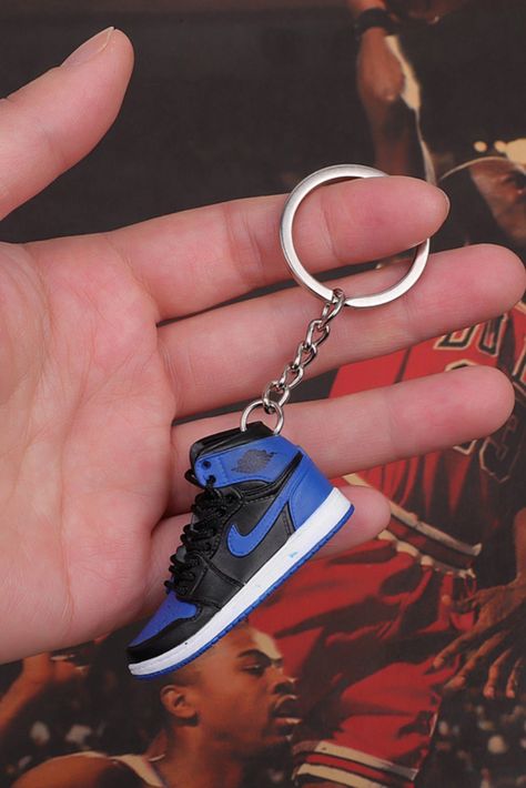 Nike Keychain, Car Keychain Ideas, Shoes Keychain, Nike Phone Cases, Shoe Keychain, Pretty Sneakers, Nike Shoe, Jordan Shoes Retro, Basket Vintage