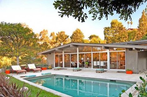 Mod Pool, Mid Century Modern Pool, Poolside Bathroom, Mid Century Pool, Modern Pool House, Moderne Pools, Modern Miami, Modern Pool, Pool House Plans