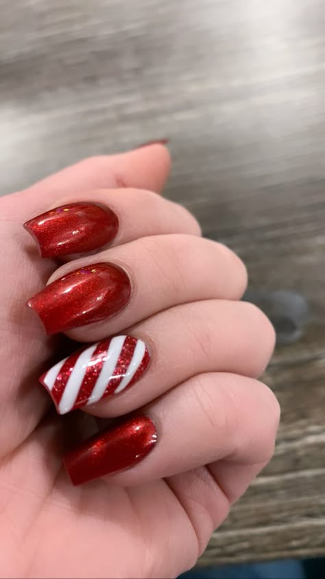 Candy Cane Design Nails, Red Candy Cane Christmas Nails, Sparkly Candy Cane Nails, Candy Came Nails Design, Christmas Nails Red Candy Cane, Red Nails With Candy Cane Accent, Red Christmas Nails Candy Canes, Red And White Candy Cane Nails, Christmas Nails Candy Cane Stripes