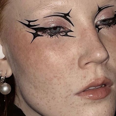 Interesting Eyeliner Looks, Black Grafic Eyeliner, Black Graphic Liner Looks, Transmasc Goth Makeup, Cybersigil Eyeliner, Cool Eyeliner Makeup, Eyeliner Art Makeup, Creative Eyeliner Ideas, Metallica Makeup