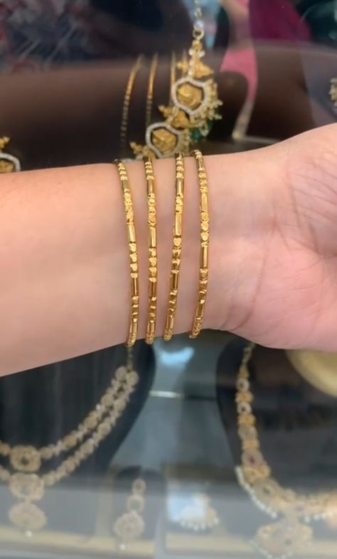 Bangels Girl Hand, Earing Organizer, Simple Bangles, Gold Kangan, Simple Gold Bangle, Gold Earrings For Kids, Delicate Gold Jewelry, Gold Jewels Design, Gold Jewelry Outfits