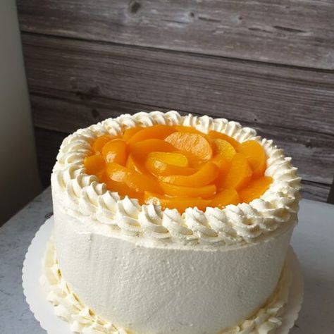 Tres leches cake filled with peaches - Por amor al horno Mexican Cake, Layer Cake Filling, Whipped Cream Cakes, Peach Cake, Tres Leches Cake, Milk Cake, Cake Decorating Frosting, Design Cake, Cake Decorating Ideas