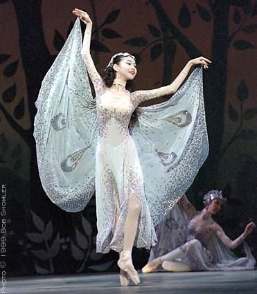 Japanese ballerina Emi Hariyama. She graduated from Bolshoi Ballet Academy in Moscow with the top score and was the first graduate from outside the Soviet Union. Bolshoi Ballet Academy, Dancing Ballet, Ballet Dancing, Ballerina Costume, Butterfly Costume, Ballet Academy, Ballet Beauty, Bolshoi Ballet, Ballet Inspiration