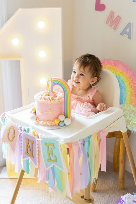 Aquí les dejo algunos de los links de las cosas que compré para decorar el cumpleaños número 1 de mi princesa. Ese día llovió pero la hora que duró todo se veía hermoso. Unicornios, arcoíris, globos, colores pasteles, de eso se trató, y aunque me tomó varias semanas planearlo aquí les hago la tarea y les coloco dónde encontrar muchas de las cosas que usé. Rainbow Baby Birthday, Magical Birthday, Unicorn Party Decorations, Baby First Birthday, Rainbow Baby, Unicorn Party, Baby Birthday, Pastel Colors, First Birthdays