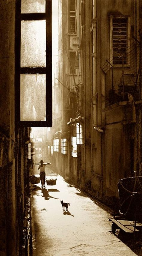 Fan Ho - Inspiration from Masters of Photography Sepia Photography, Haruki Murakami, Foto Art, Street Photo, Bw Photo, Film Director, Great Photos, Black And White Photography, The Other Side