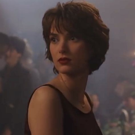 Winona Ryder Hair 90s, Winona Ryder Style 90s, Reality Bites Winona Ryder, Winona Ryder Pixie Cut, 90s Short Hair Aesthetic, Hair Bow Short Hair, 90s Bixie Haircuts, 90s Heartthrob Hair, Bixie 90s Haircut With Bangs