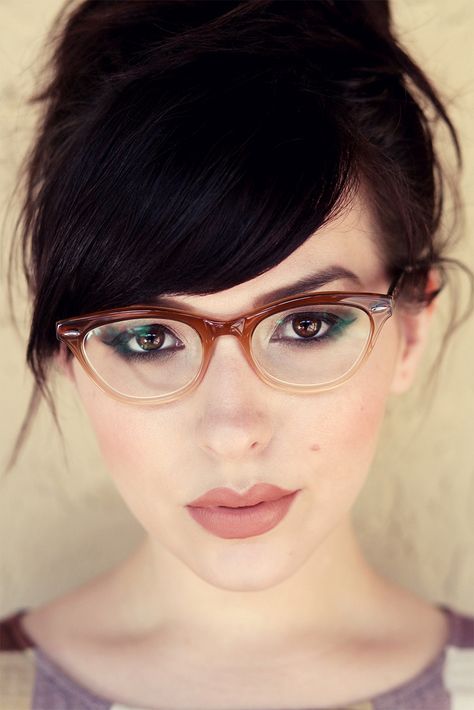 Cat eye brown ombre plastic eyeglass frames.  Also, bangs and neutral lipstick. Win. 2023 Glasses, Smashbox Lipstick, Keiko Lynn, Makeup Tip, Hairstyles With Glasses, Trendy Glasses, نظارات شمسية, Fringe Hairstyles, Eye Frames