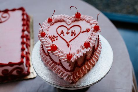 Retro Wedding Cakes, Heart Shaped Wedding Cakes, Cool Girl Wedding, Heart Wedding Cakes, Top Wedding Trends, Pink Wedding Cake, Heart Shaped Cakes, Wedding Altars, Cool Girl Style