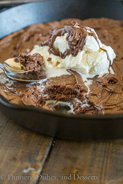 Nutella Skillet Cookie – a nutella based chocolate chip cookie baked into a cast iron skillet, with a layer of nutella in the middle! Skillet Cookie Recipe, Cookie Skillet, Nutella Cookie, Nutella Fudge, Croissant Sandwich, Skillet Chocolate Chip Cookie, Skillet Cookie, Nutella Recipes, Keto Food