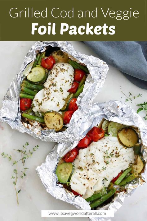 Fish In Foil Packets, Grilling Fish, Grilled Cod, Bbq Fish, Foil Packet Dinners, Foil Packet Meals, Summer Vegetables, Fresh Fruit Salad, Summer Veggies