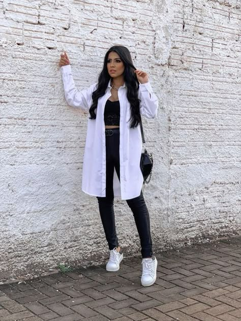 White Chemise Outfit Casual, White Oversize Shirt Outfit Women, White Chemise Outfit, Oversized White Shirt Outfit Casual, Long White Shirt Outfit, White Oversized Shirt Outfit, Camisa Blanca Outfit, Comic Dress, Oversized Shirt Outfit