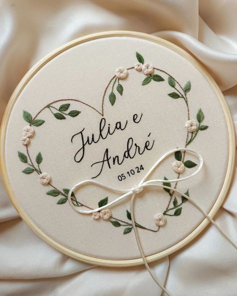 Um toque de delicadeza para o grande dia de Julia e André. Esse porta-alianças personalizado foi bordado com muito carinho para eternizar esse momento tão especial. 🤍 Cada detalhe é único, assim como o amor que une esse casal. O bordado foi produzido em tecido algodão cru 100% natural e emoldurado em bastidor de madeira, lixado e envernizado, medindo 22 cm. Para encomendar o seu, clique no link da bio! ❤️ Wedding Embroidery Hoop Pattern, Wedding Embroidery Hoop, Embroidery Hearts, Themed Gift Baskets, Wedding Planning Decor, Wedding Embroidery, Diy Embroidery Patterns, Basic Embroidery Stitches, Embroidery Flowers Pattern