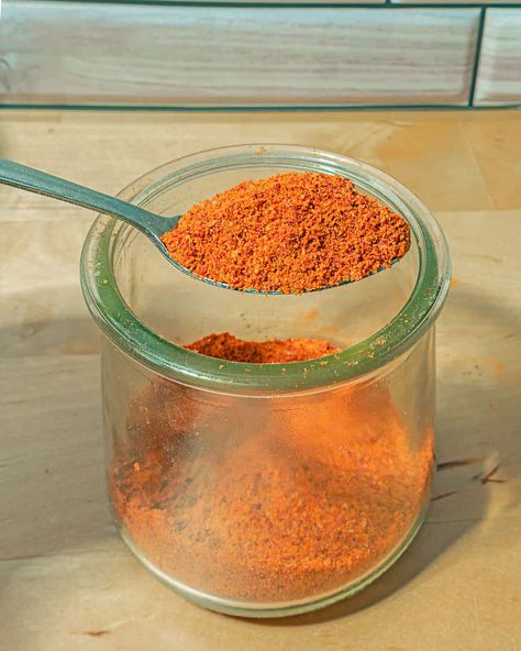 person holding spoon with red tomato powder over a glass jar of powder Drying Tomatoes, Preserve Tomatoes, Tomato Powder, Easy Tomato Sauce, Pizza Sauce Homemade, Powder Recipe, Red Tomato, Grape Tomatoes, Dried Tomatoes